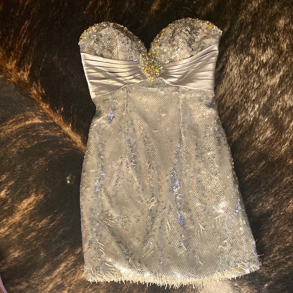 Absolutely stunning strapless cocktail dress size 8. NWT.
